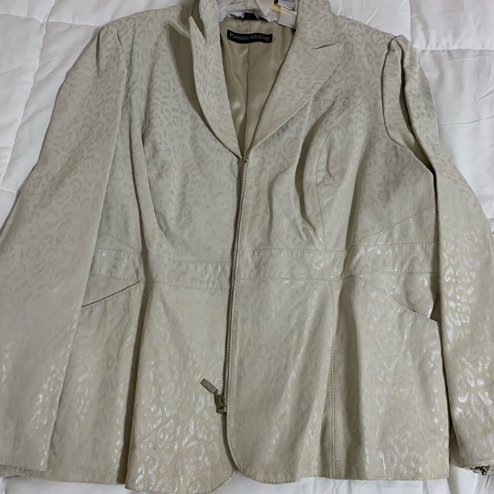Pamela McCoy Silver Metallic Leather Blazer Style Jacket with Silky Lining.